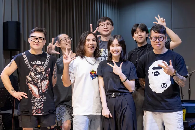 鄭宜農（右3）自彈自唱收服浮花樂隊。愛之日常音樂節提供