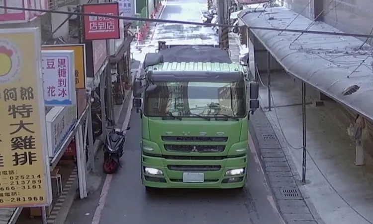 監視器畫面可見砂石車滿車進入砂石場，之後空車出來，顯見已經廢土倒在內部。翻攝畫面