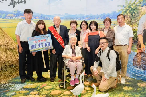 揹病女搭10小時夜車求醫、獨扛7子女成長　96歲張芳同獲新北模範父親表揚