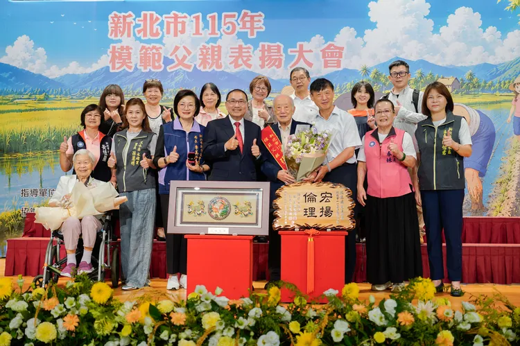 張芳同以報社檢字排版工作拉拔7名兒女長大，為醫女兒小兒麻痺還千里尋醫，榮獲新北市115年模範父親，侯友宜市長特別予以表揚。社會局提供