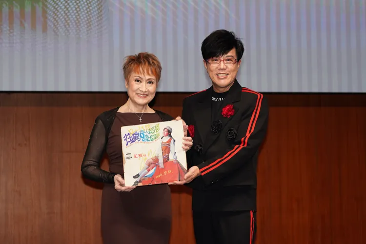 馮偉傑（右）今為尤雅售票演唱會站台。娛樂中心攝