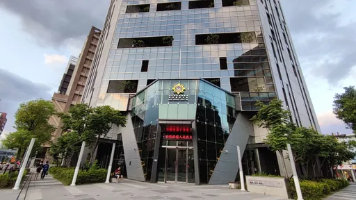 昔日師徒情淪共犯！科偵隊長疑收賄百萬洩個資給退休警房仲　雙雙遭法院收押