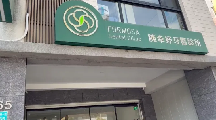 診所下午重新看診，外面除了排隊民眾就是守候的媒體。莊曜聰攝