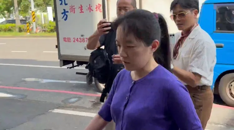眼看媒體還在等待，陳幸妤步入診所前說了句「你們該下班了吧」。莊曜聰攝