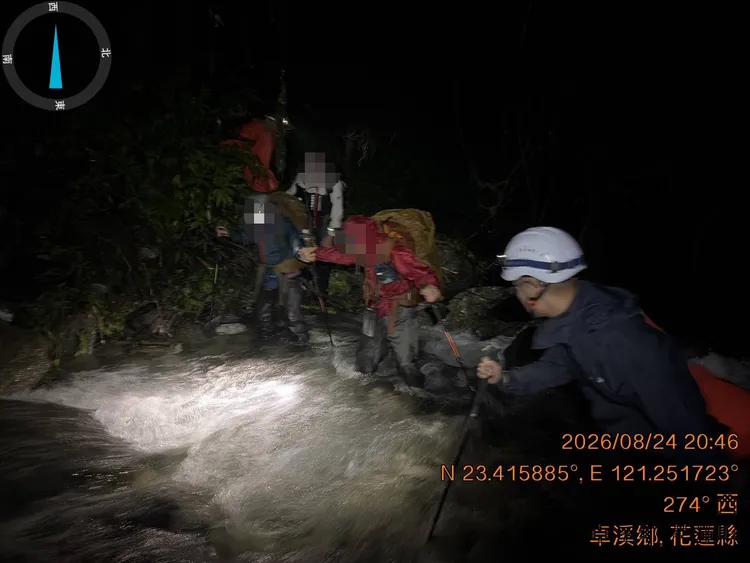 花蓮警消登山涉水前往營救受困山友。消防局提供