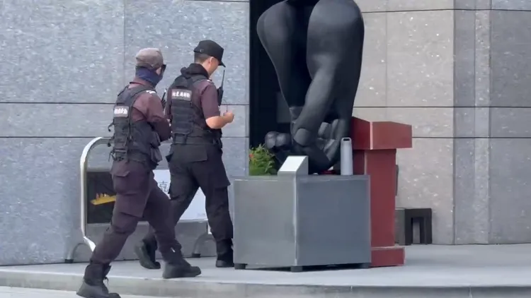 耘非凡門禁森嚴，門口警衛體格壯碩，像是退役軍警轉任。莊曜聰攝