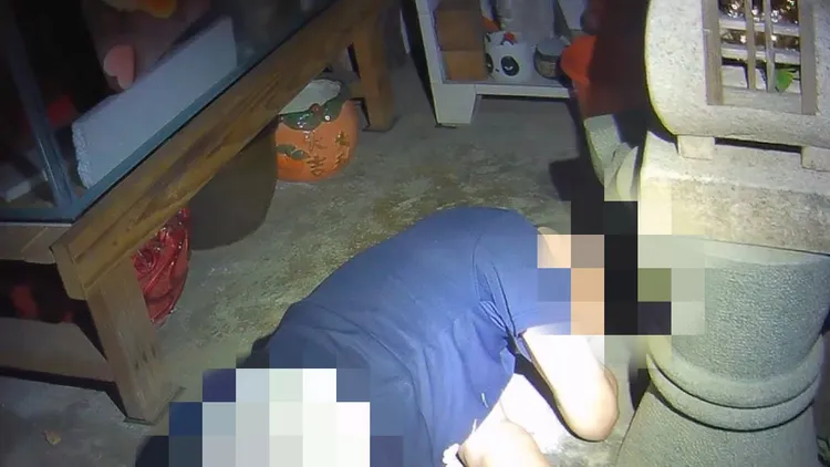 警員發現老翁倒臥在民宅門口。中壢警分局提供