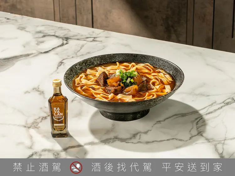 牛市象徵多頭行情，投資人深夜見震盪，不妨來碗牛肉麵壓壓驚，明天再接再厲。業者提供