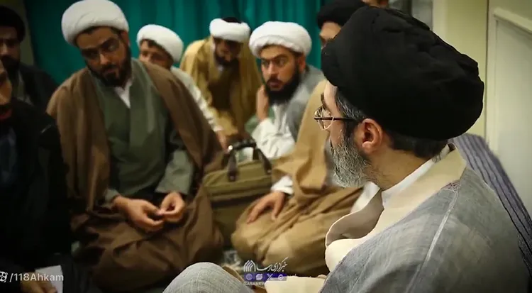 伊朗官方釋出穆吉塔巴（右）成為最高領袖前的照片。翻攝Iran Mehr News Agency