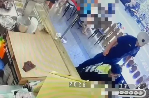 毒駕仔遭盤查竟襲警！ 熱心母子見義勇為　聯手路人壓制2嫌 