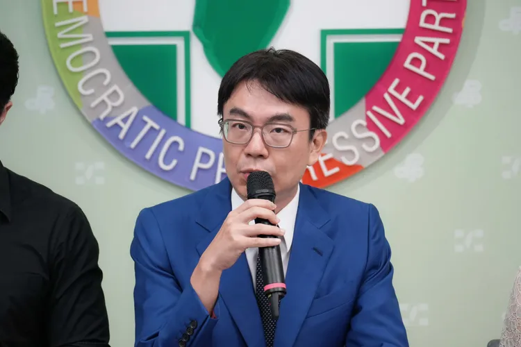 民進黨南投縣長候選人溫世政還原當年牽線AZ疫苗過程。民進黨提供