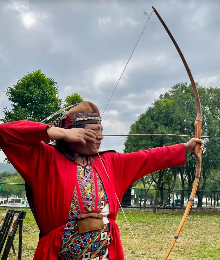 阿里山賓館結合鄒族狩獵射箭體驗與秘境導覽，推出全包式親子遊程，享受定點式、免排行程的深度旅遊。星天樂旅行社提供