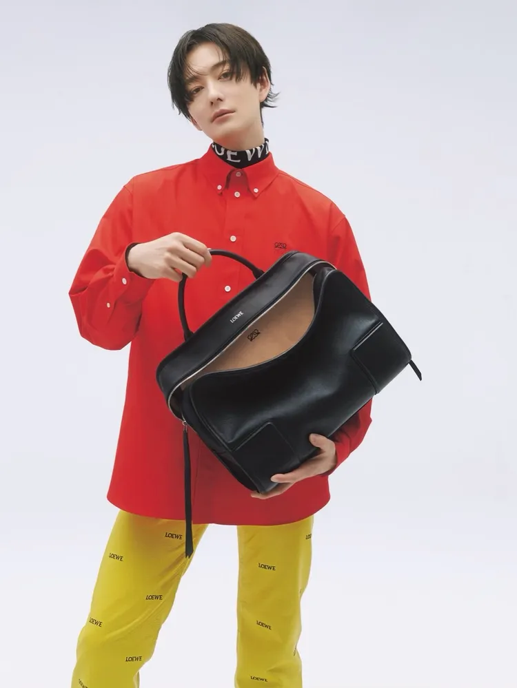 岡田將生過往就曾與LOEWE合作。品牌提供