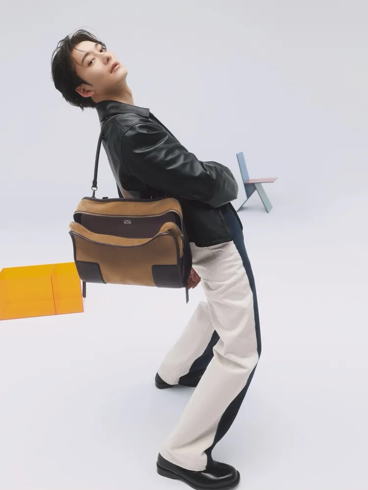 岡田將生過往就曾與LOEWE合作。品牌提供