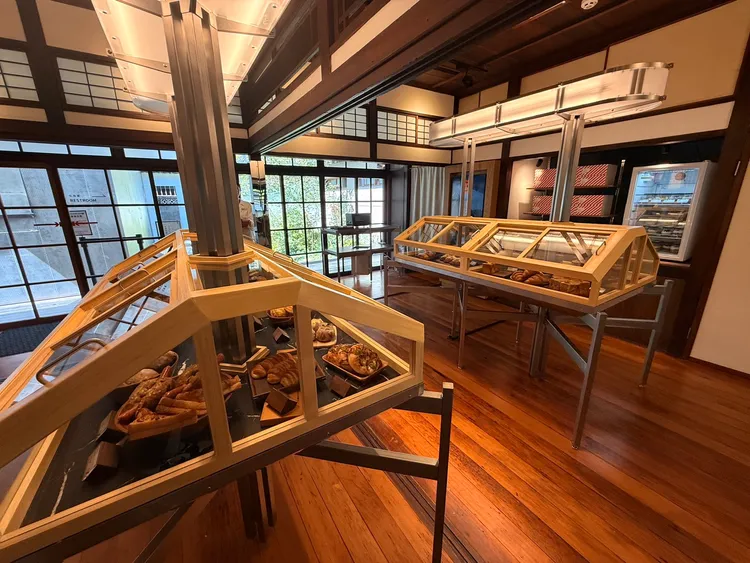 永康森庭店內麵包展示區則以山林步道為靈感，串聯麵包、茶席與庭園動線。陳揚盛攝