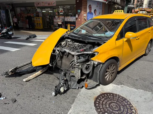 小黃疑未禮讓「主線道」　衝撞公車門釀1人傷！滿地玻璃碎片　