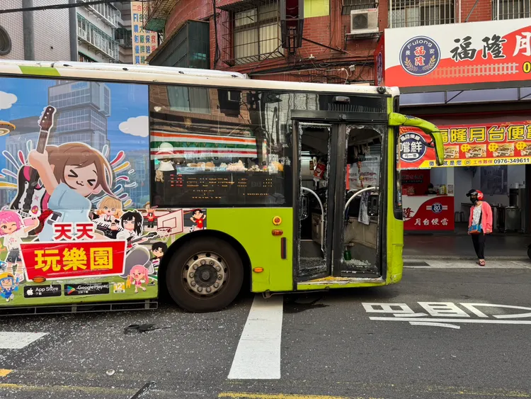 公車車門破碎。翻攝畫面
