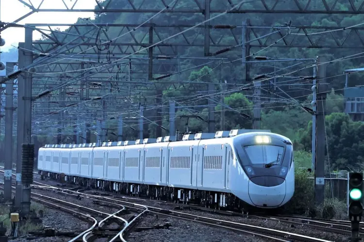 8月份每逢週五至週日期間，西部幹線EMU3000型新自強號將採全車對號座售票。台鐵提供