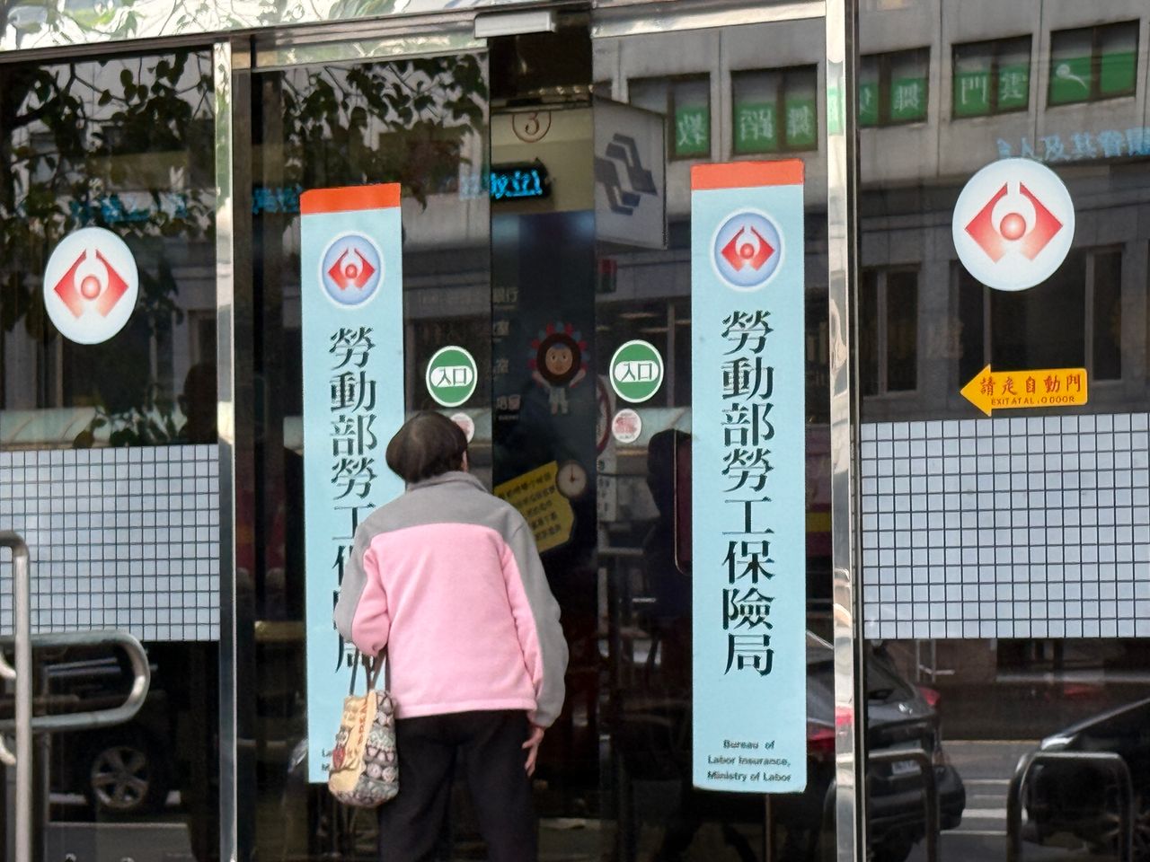 8月新制上路!勞退5大改革、新青安3.0上路 台鐵停售自由座、學貸利率降了