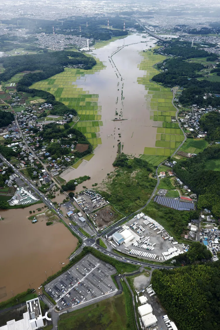 千葉縣多地因豪雨淹水，圖為本月14日佐倉市空拍景象。美聯社/共同社