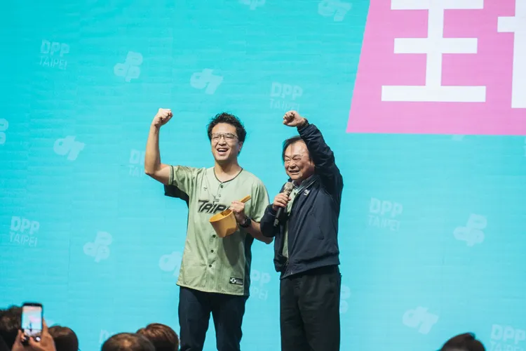 民進黨立委王世堅首度同台沈伯洋。沈伯洋辦公室提供