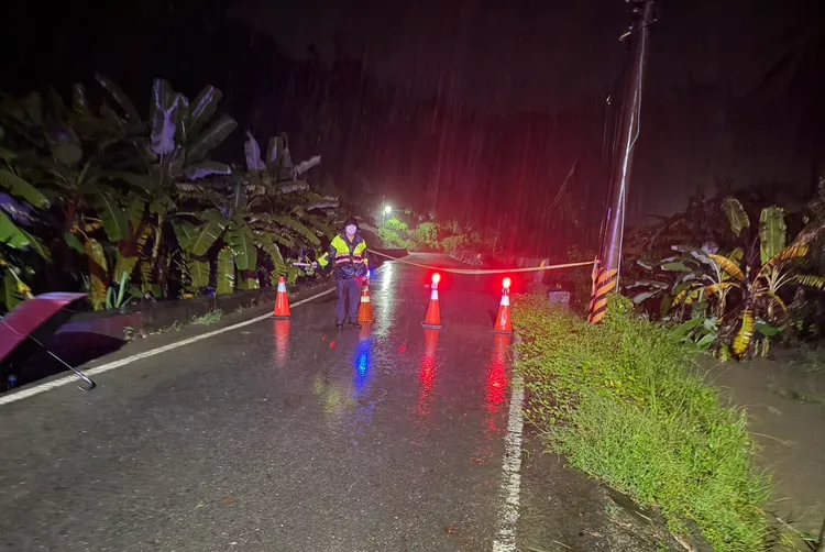 田寮山區道路坍方，土石流埋路，警方進行道路封鎖。翻攝畫面