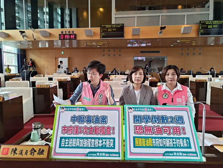 市議員陳俞融等人說，一個月後全台中學校團膳業者需要預估7340桶食用油，但庫存僅有1319桶，短差將近6千桶。民眾提供