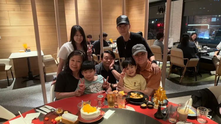 李岳（後排右一）與爸爸等家人感情相當好，會利用空閒時間帶他們吃飯、旅遊。李岳提供
