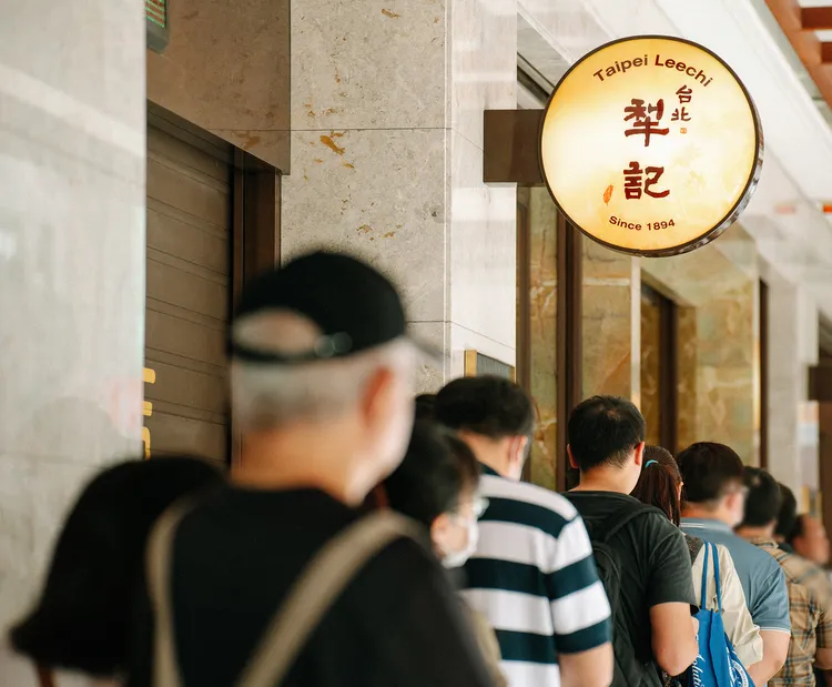 每到中秋前夕，台北犁記外排隊選購糕餅的人潮，早已成為許多人熟悉的台北節慶風景。業者提供