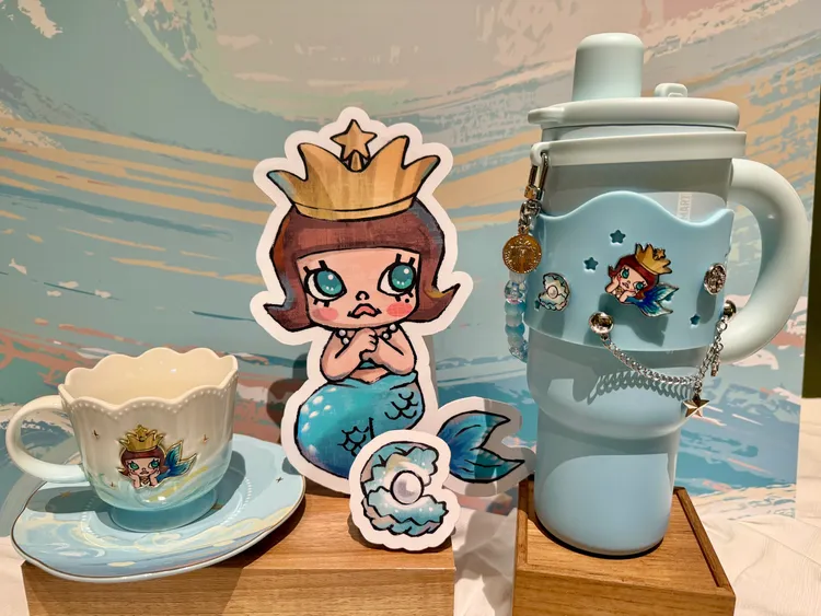 星巴克泡泡瑪特6大周邊聯名商品，包含不鏽鋼把手杯（右）、馬克杯盤組。莊偉祺攝