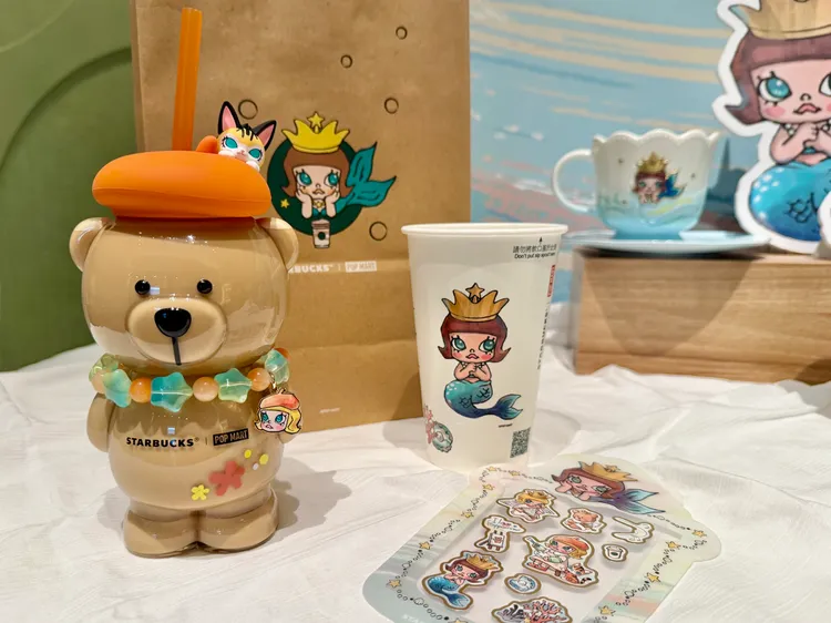 星巴克泡泡瑪特聯名商品有MOLLY小熊TOGO玻璃冷水杯等。莊偉祺攝