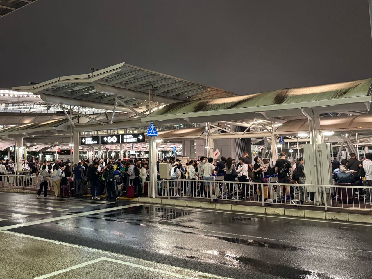 扯!連夜降下破紀錄豪雨 成田機場「交通癱瘓成孤島」