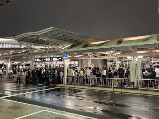 扯！連夜降下破紀錄豪雨　成田機場「交通癱瘓成孤島」　