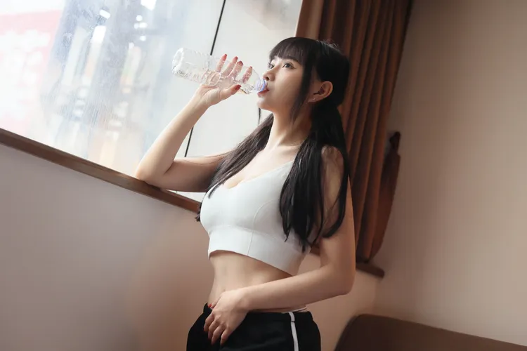 成年人應補充足夠水分，讓每日尿量維持在2000c.c.以上。資料照