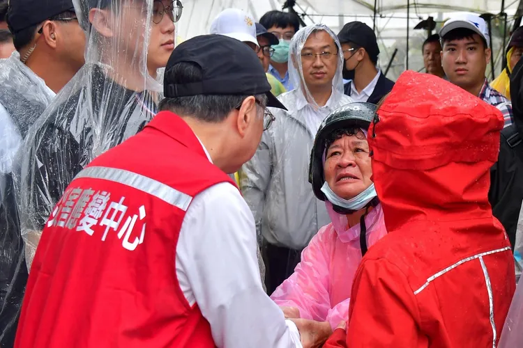 行政院長卓榮泰25日前往屏東縣視察農損及排水工程。翻攝畫面