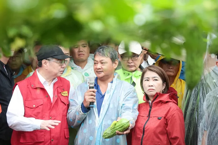 行政院長卓榮泰25日前往屏東縣視察農損及排水工程。翻攝畫面