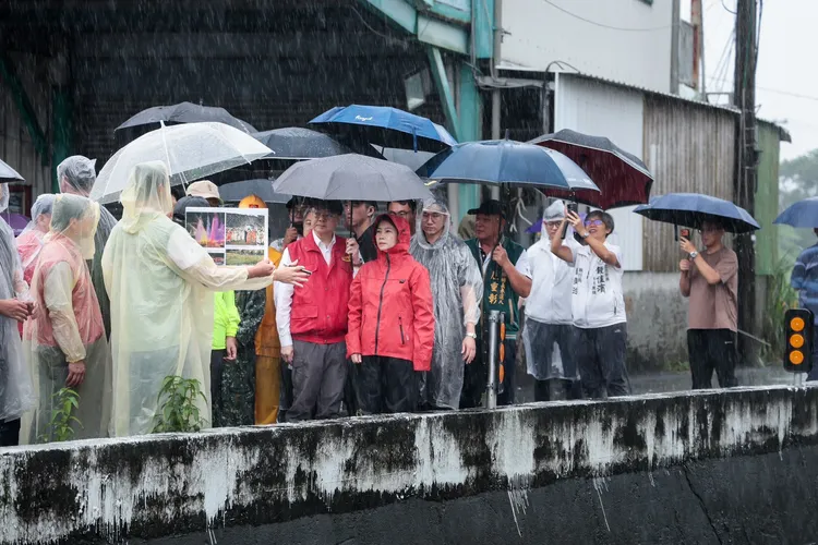 行政院長卓榮泰25日前往屏東縣視察農損及排水工程。翻攝畫面