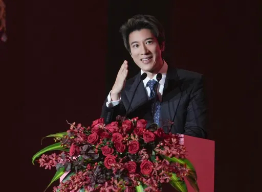 王力宏突現身人形機器人掛牌記者會　同框6372億身家富豪