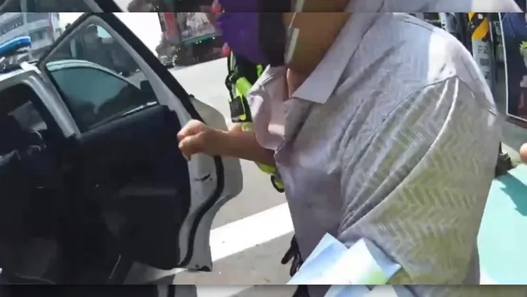 吳翁怒嗆員警「騙肖ㄟ」，被攔下帶回警所還質問「路是你家的？」等吃到罰單或許就會服軟。民眾提供