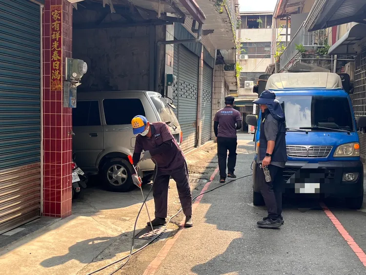 防疫人員進行環境清消。翻攝畫面