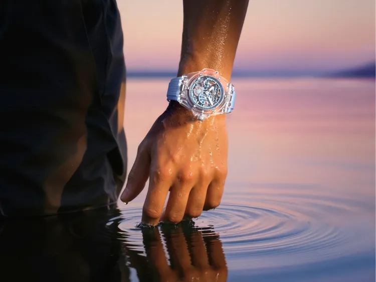 HUBLOT Big Bang Meca-10十日鍊天空藍寶石腕錶，44mm，拋光藍寶石水晶錶殼，啞光天藍色鏤空錶盤，天藍色立體刻紋橡膠錶帶，HUB1201手動上鍊機芯，動力儲存10日，防水深度50米，限量100只，249萬6000元。品牌提供