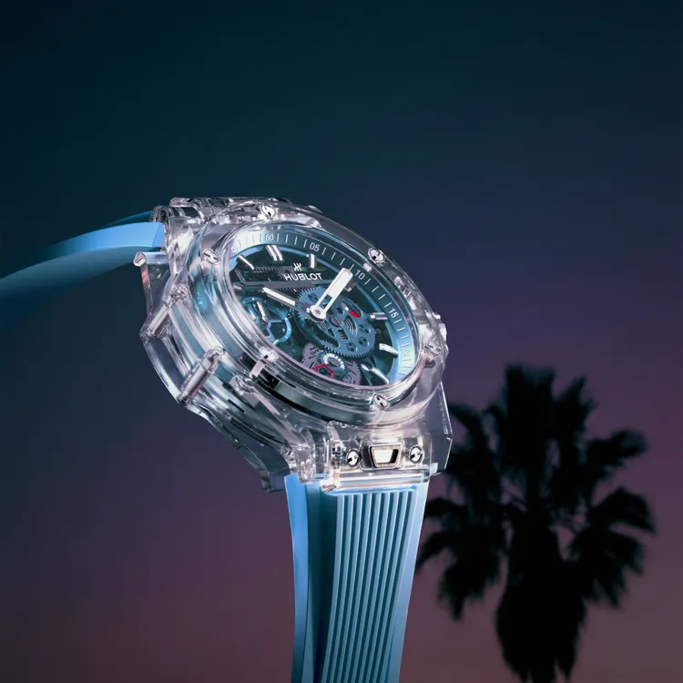 HUBLOT Big Bang Meca-10十日鍊天空藍寶石腕錶，44mm，拋光藍寶石水晶錶殼，啞光天藍色鏤空錶盤，天藍色立體刻紋橡膠錶帶，HUB1201手動上鍊機芯，動力儲存10日，防水深度50米，限量100只，249萬6000元。品牌提供