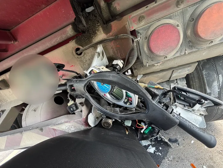 盧男機車嚴重變形。民眾提供