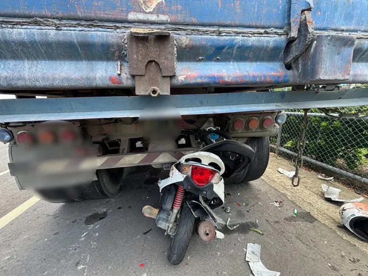 盧男機車卡在貨櫃車尾部下方。民眾提供