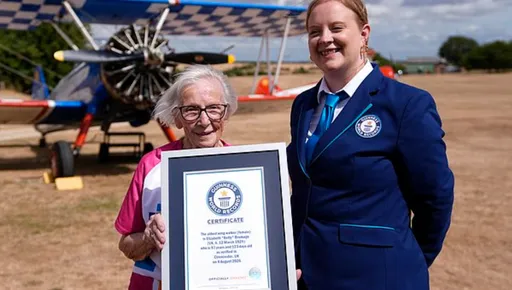 阿嬤飛天遁地片！97歲不服老挑戰「機翼行走」　勇奪金氏紀錄