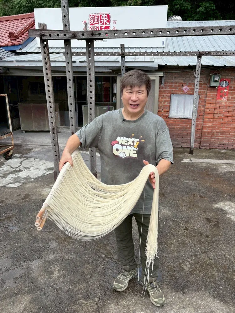 胡瓜出外景遇大雨突襲，憶起做麵線辛苦往事。下面一位提供