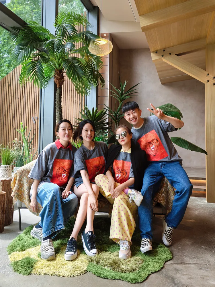 藝人好友們巴鈺（左起）、阿諾、何嘉文穿著李明川畫作的T恤一起吃早餐。 產值娛樂提供