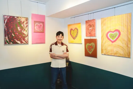 李明川驚喜辦畫展　作品繽紛卻被問「為何好悲傷」
