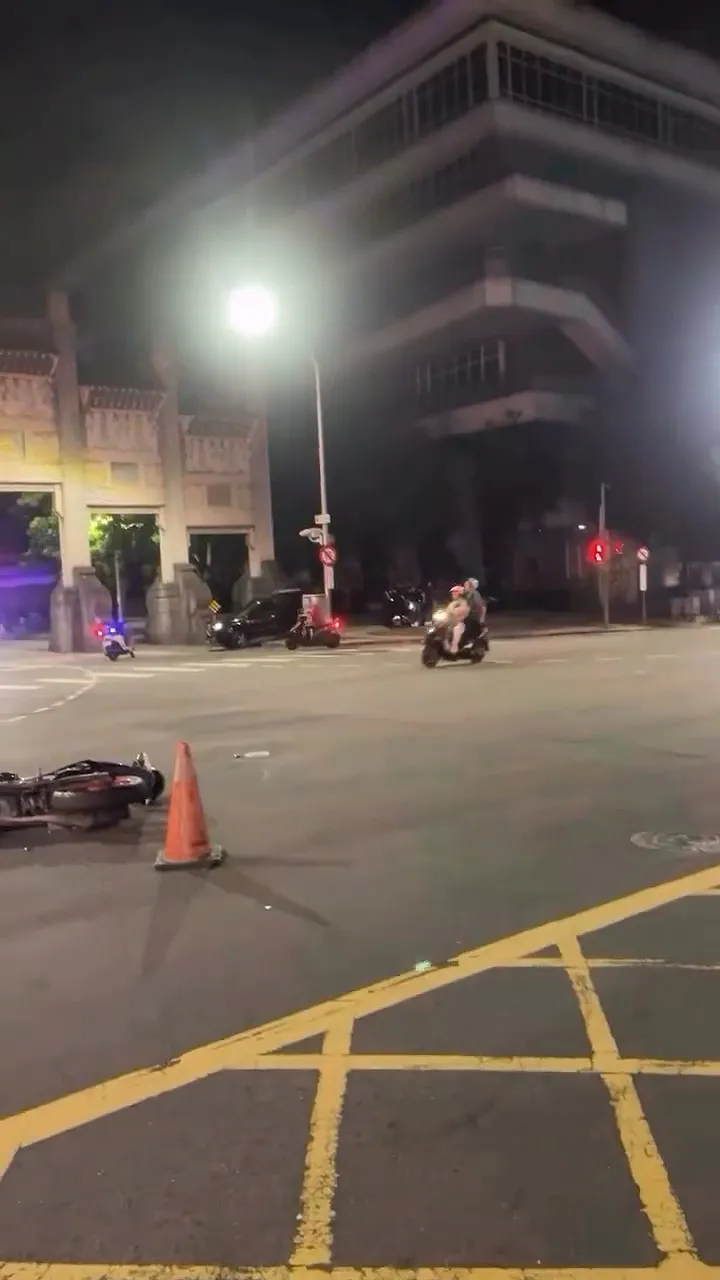 自小客車撞傷女騎士衝撞人行道。Threads/o_fu1205提供
