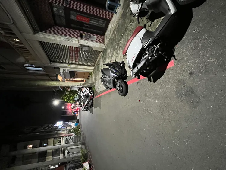 張男在巷道內撞倒3輛機車。民眾提供